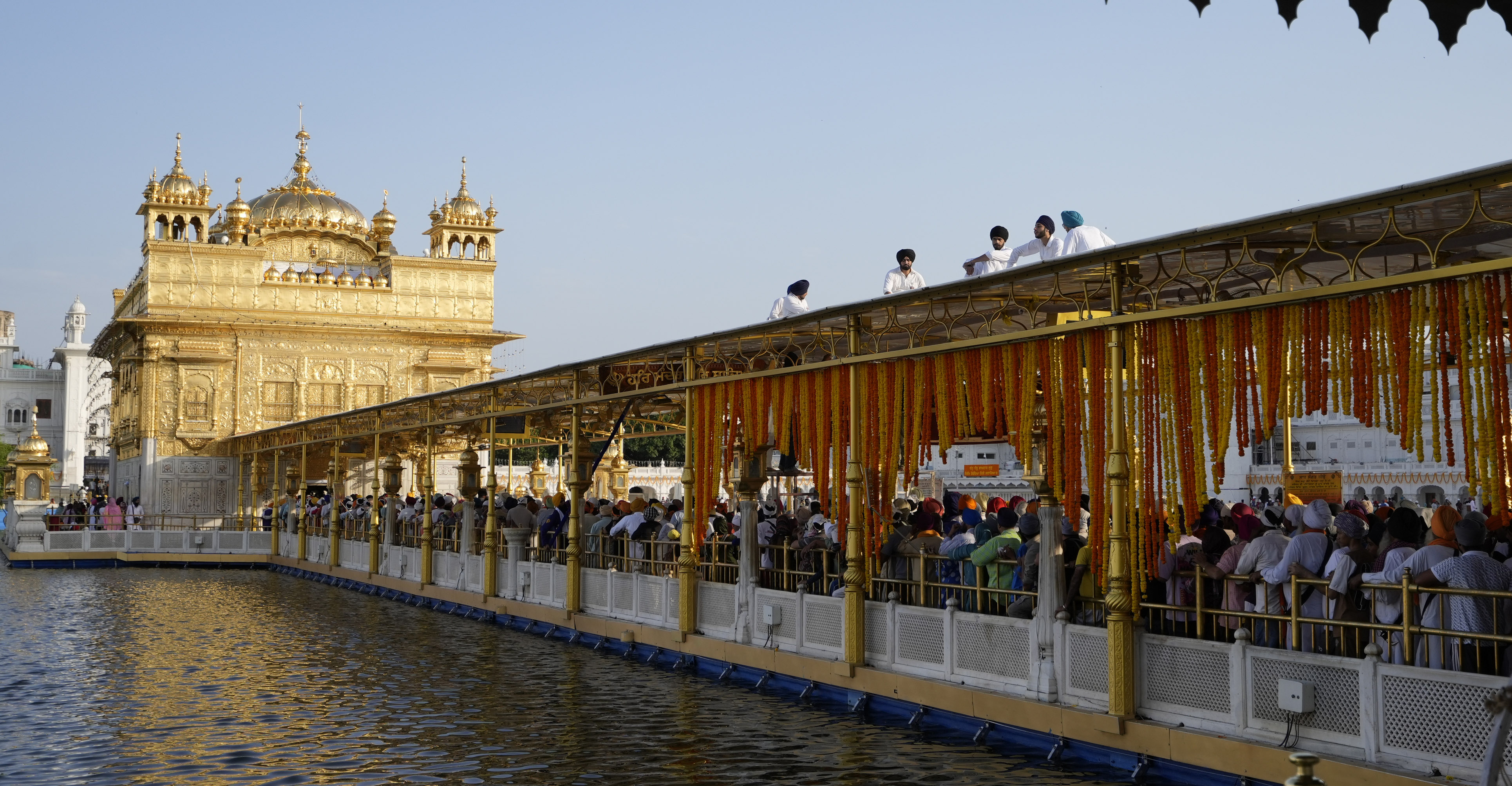 ਸ੍ਰੀ ਗੁਰੂ ਰਾਮਦਾਸ ਜੀ ਦੇ ਪ੍ਰਕਾਸ਼ ਪੁਰਬ ਦੇ ਮੱਦੇਨਜ਼ਰ 10 ਟਨ ਫੁੱਲਾਂ ਨਾਲ ਸਜਾਇਆ ਸ੍ਰੀ ਦਰਬਾਰ ਸਾਹਿਬ (ਤਸਵੀਰਾਂ)